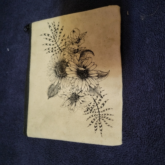 Tamed Wild Accessories - Flower pouch